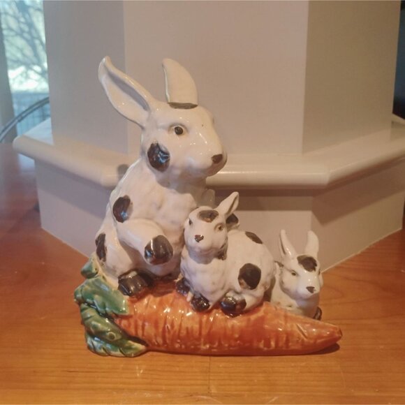Large Vtg Majolica Pottery Easter Bunny Rabbits on a Carrot 9" x 9" - Picture 2 of 10